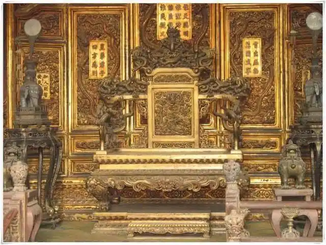 故宫里面的龙椅,到底是用什么材料做的?说出来你都不敢相信
