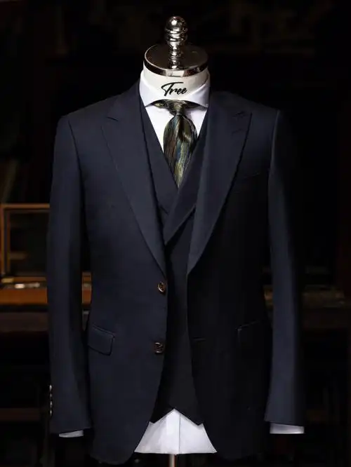 佛山西装定制出场自带气场的戗驳领西服