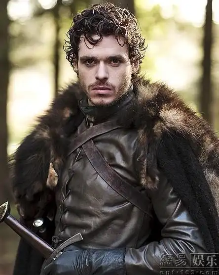 劳勃的三弟蓝礼则和情人洛拉斯(高庭继承人)等人抢先一步逃离君临南下