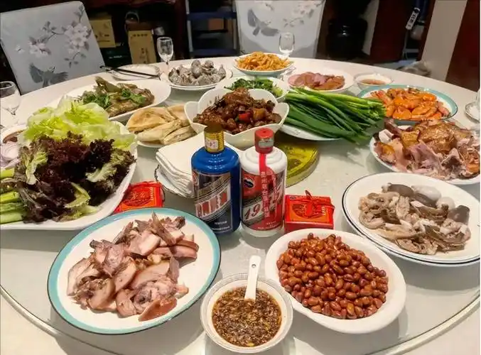 山东小伙请客户吃饭一桌花费3000生意没谈成网友酒太差劲