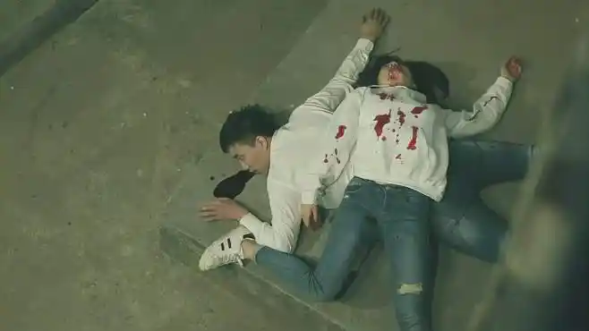 情侣相约殉情自杀,男友却临阵退缩,女友的尸体只好亲自出手-影视综