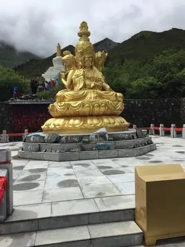 在这样的环境和高度上修建一个这样的八面佛,不知道是有何用意?