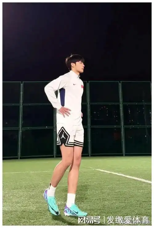 肌肉男大体育生小鲜肉来袭,网友身材太霸道了!