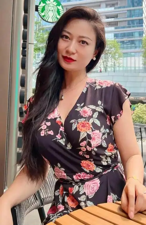 生活中遇到的四十岁女人,面容精致,身材苗条,很热爱生活,自律和坚持让