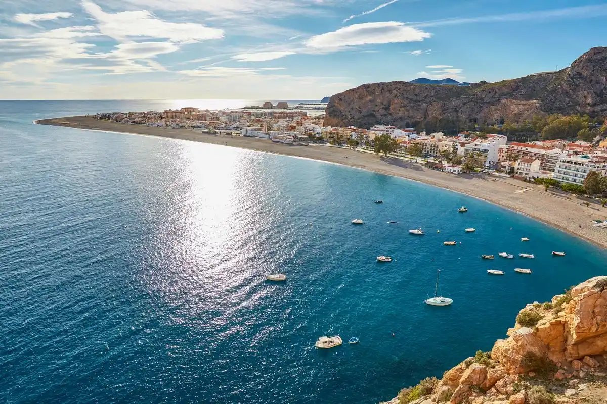 以阳光沙滩著称的西班牙"太阳海岸"2006年接待了900多万游客,成为欧洲