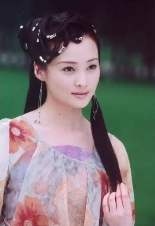 蒋勤勤:多重身份的演员重庆女演员蒋勤勤,因其独特的气质和才华而在