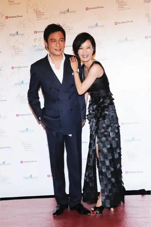 苏岩和罗嘉良甜蜜亮相穿吊带裙高贵自然依偎着老公羞涩献吻