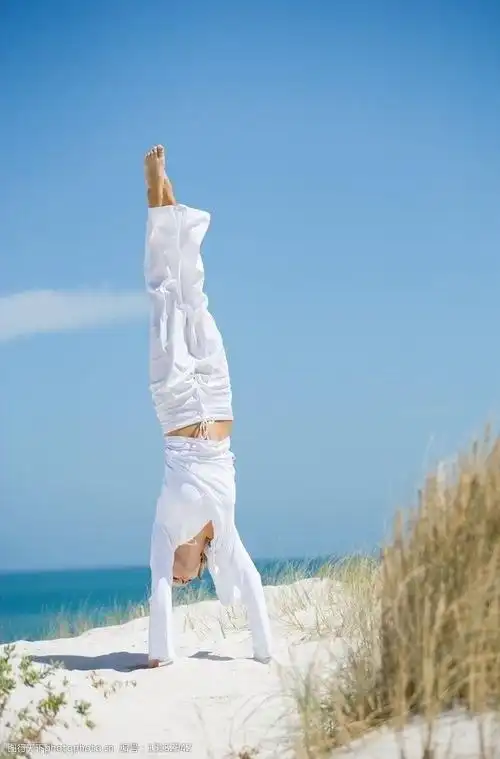关键词:沙滩美女 美女写真 女性女人 美女倒立瑜珈 沙滩 蓝天 大海