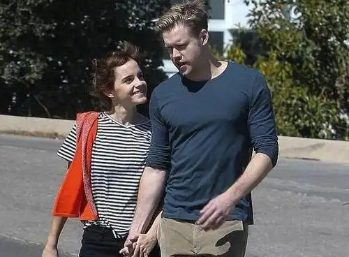 "赫敏"与第11任男友度假,穿黑色比基尼晒太阳,男友身材健硕