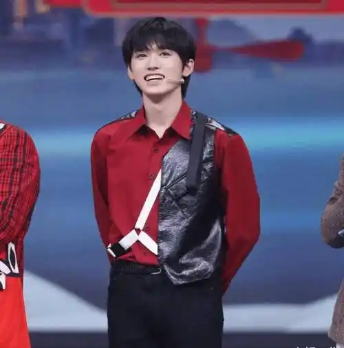 《王牌对王牌6》首播,宋亚轩关晓彤共舞,两人身高差却成焦点!