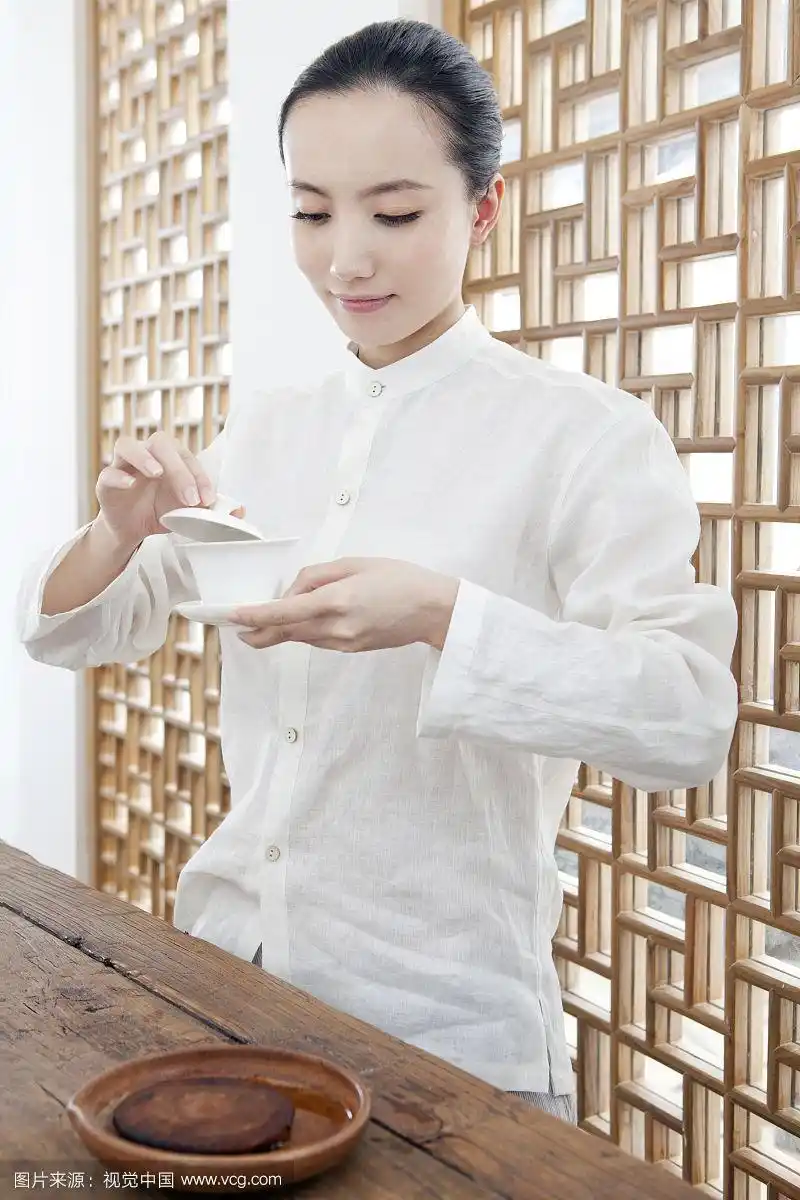中国女性茶艺师做茶艺