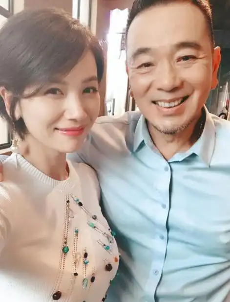 著名演员张晨光为了娶她,连续送了4年玫瑰,2个孩子都是试管婴儿