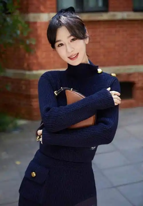 上半身的奢华毛衣和下半身的裙子都很薄,这使得杨紫的脸更加美丽.