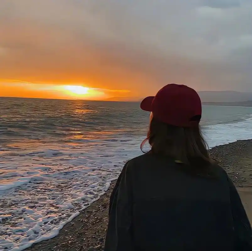 背影也很温柔的小姐姐头像.太阳一直在,只是你没有头看而已.  - 抖音