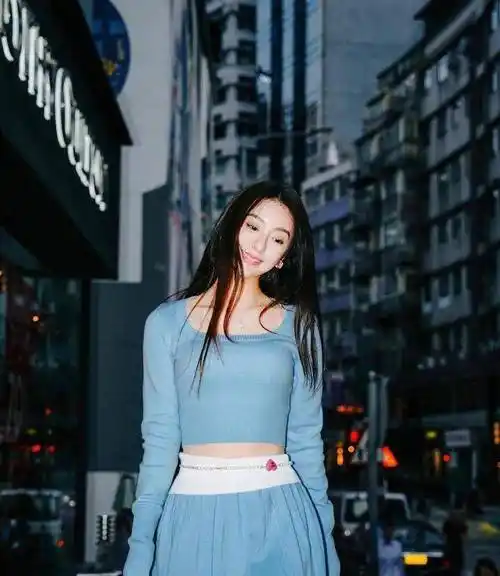 方媛街拍秀"淑女可爱"风格,时尚清新,曝光率不低于王者郭富城_气质_圈