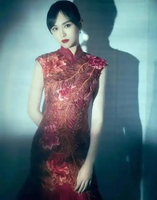 近日,一组唐嫣穿旗袍的照片引发网友热议.
