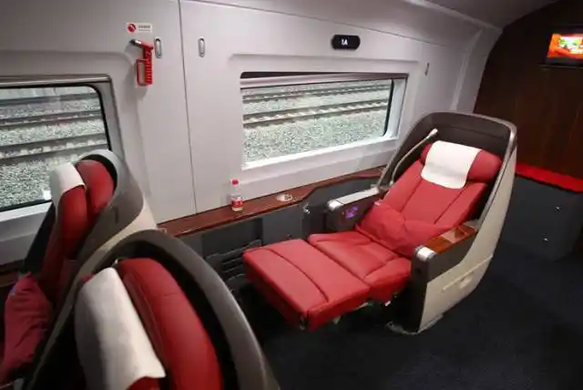 旅游 正文 和谐号:商务舱服务接收器不会响铃,车厢内照明模式固定.