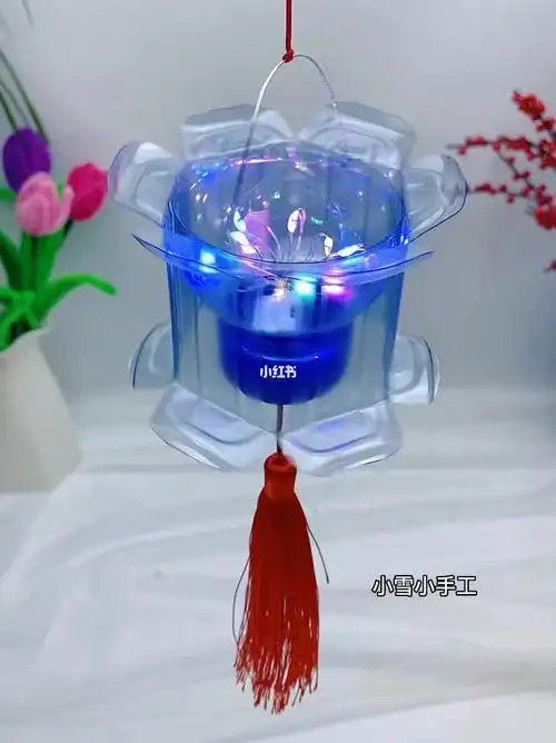 饮料喝完瓶子别扔,还可以做成灯笼#手工  #废物利用  #中秋节手工灯笼