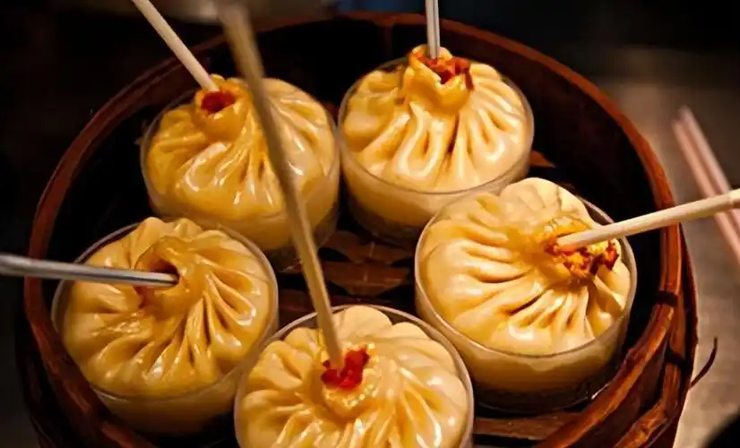 龙袍蟹黄汤包是南京的一道传统美食,在金陵小吃中占有重要地位,可以说