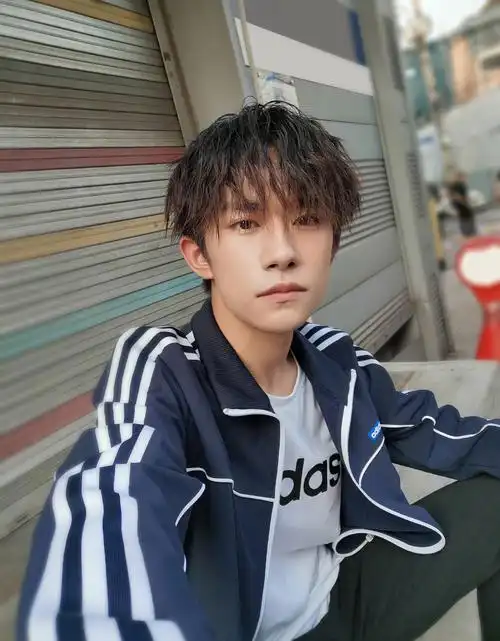 易烊千玺最新7月自拍照图片