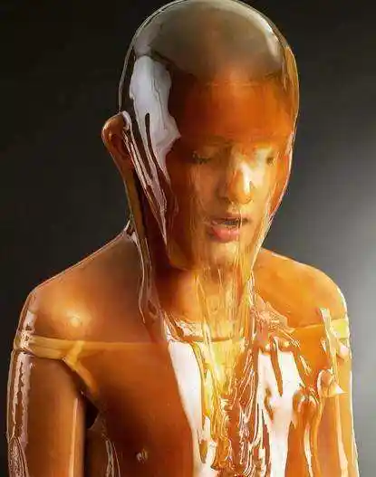 200罐的蜂蜜艺术家让模特全身涂满蜂蜜,浓厚的蜂蜜沾染着这些人的全身