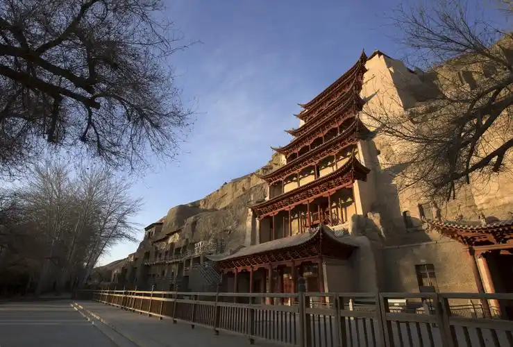 敦煌莫高窟外景(孙志军摄影)宁强:艺术头条的观众朋友,欢迎收看《西域