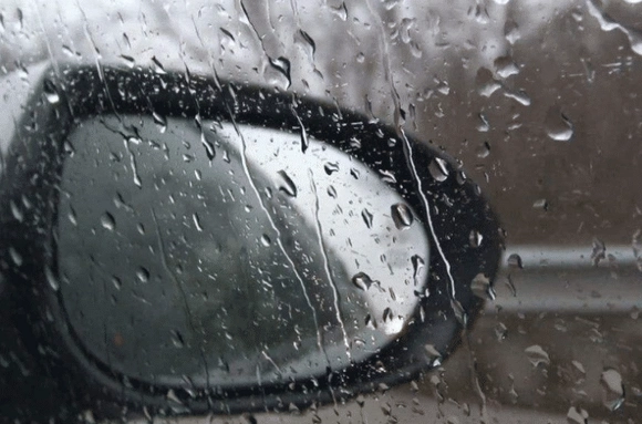 雨天后视镜和车窗影响视线!后视镜加热成摆设,和"瞎子"没区别