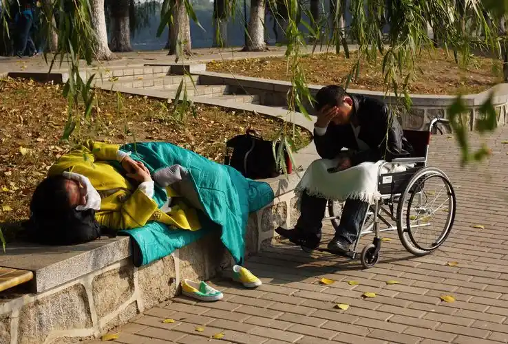 2013年10月17日,阳光极好的一个秋日,在湖边晒着太阳休息的人.