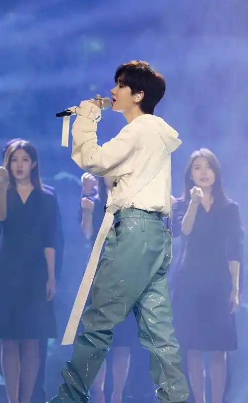 红过周杰伦,因得罪高层被雪藏,如今靠搞笑出圈:果然,他被低估_汪苏泷