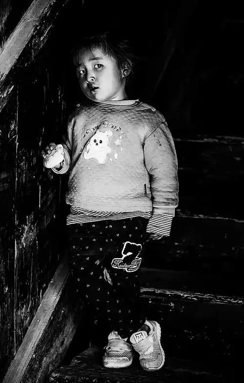 寺庙里的小女孩