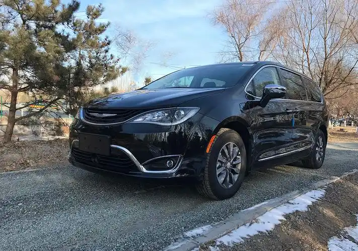 进口七座豪华商务车克莱斯勒大捷龙插电混动版43万起售