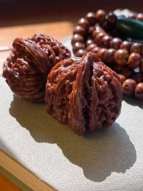 换你就扔了的文玩核桃却被他盘得这么漂亮!您有这样的定力吗?