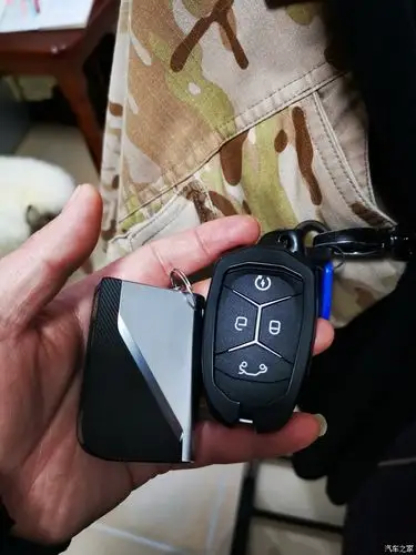 精致的领克01车地摊上的钥匙