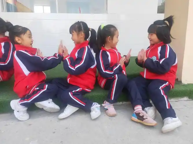 文明课间十分钟,不打不闹做游戏.