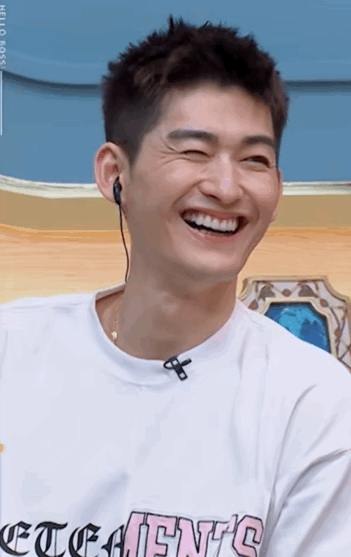 不止张翰,不少男明星名人也是一样,为了上镜好看,按上一副像麻将般