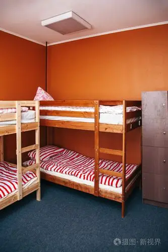 宿舍房间与城市景观.颜色的房间.明亮的室内