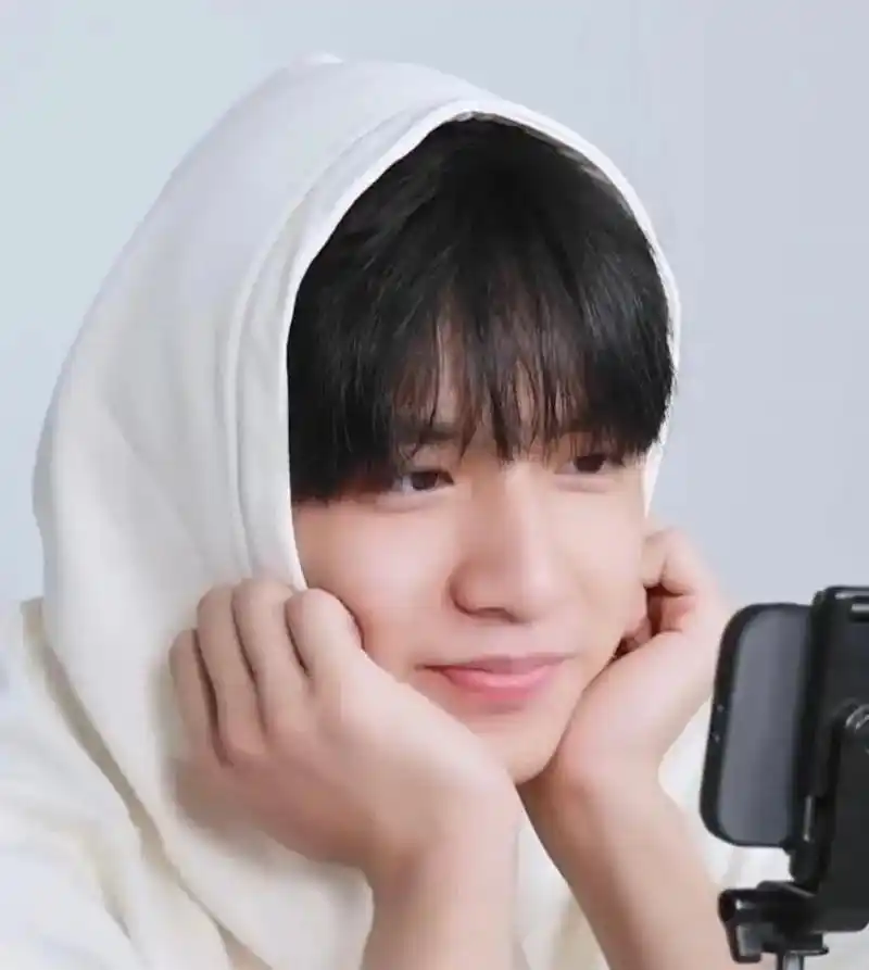 《谁能拒绝一个双手托腮的可爱宝宝呢》#刘耀文  - 抖音