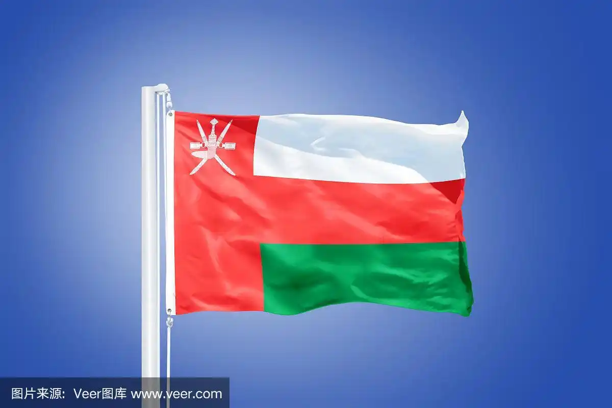 蓝天下飘扬的阿曼国旗