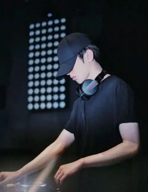 堕胎风波之后蔡徐坤回国准备复出别再拿男明星不能恋爱说事了