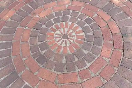 户外步行方式下圆形花纹铺装砖的封闭照片