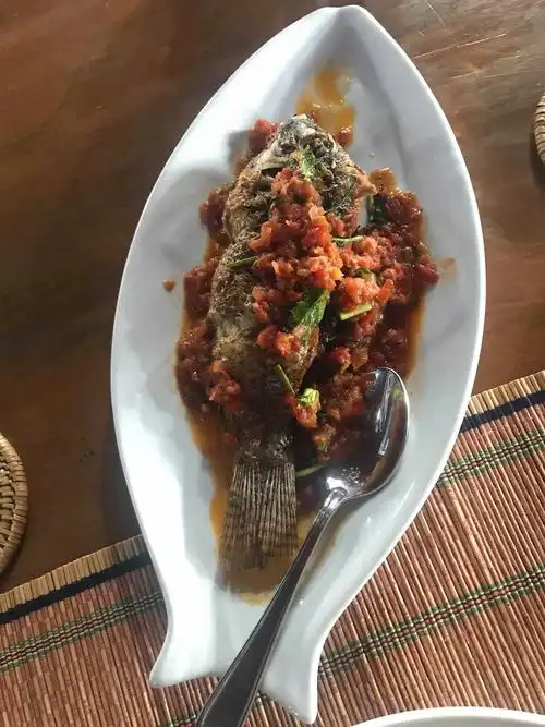 缅甸菜通常将咖喱和鱼混合在一起.