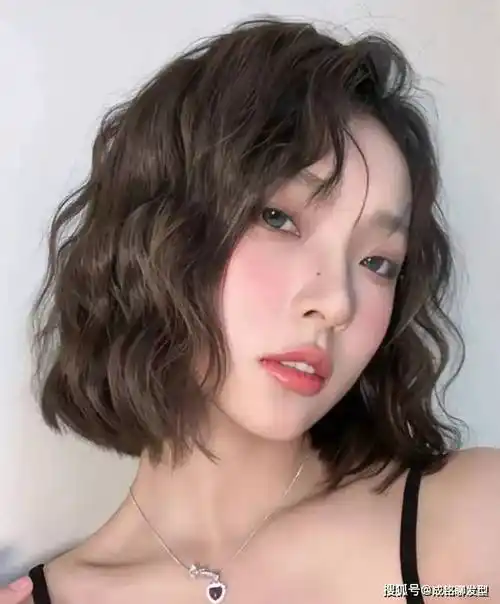 告别老气横秋,中短发这样烫,时尚减龄又显气质_发型_效果_卷发