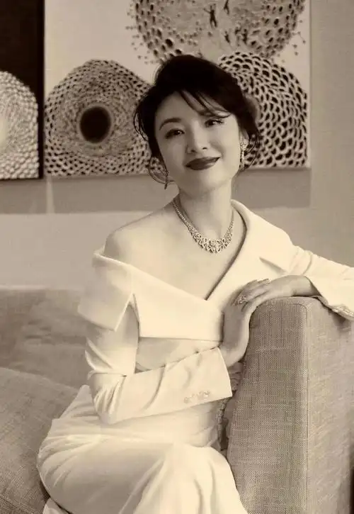 55岁周涛出席活动穿一身白色褶皱开叉长裙温柔优雅显年轻