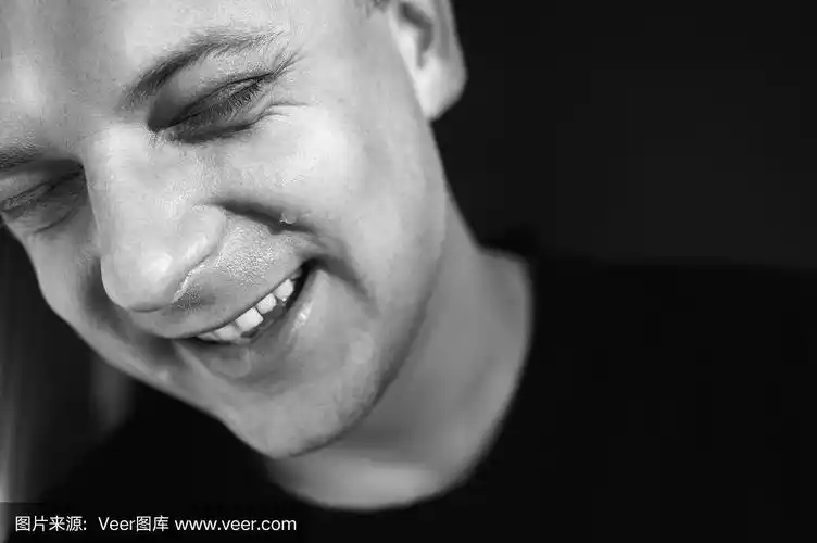 一个年轻男子哭着笑的时髦镜头