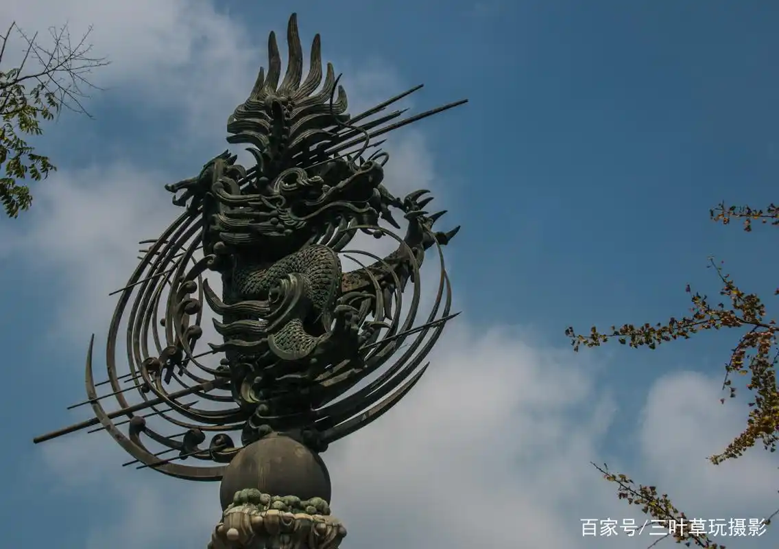 全国最大的青铜龙雕塑,屹立在钱塘江畔,寓意杭州高新区继往开来