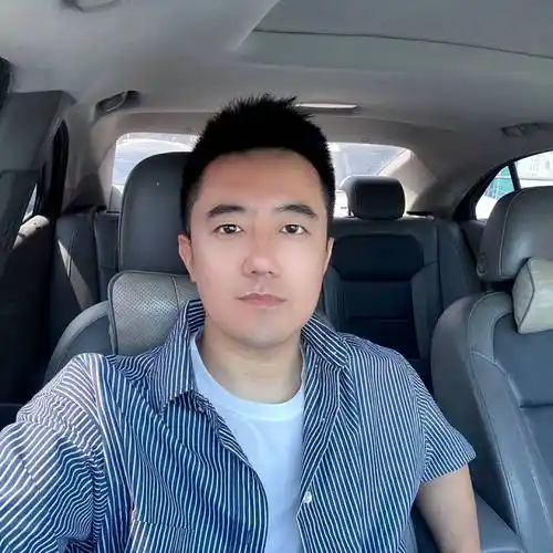 长情倾心小伙的照片