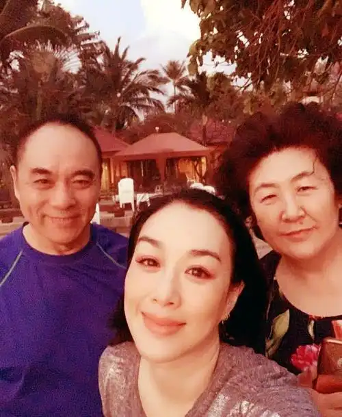 "青岛媳妇"钟丽缇:3婚2离,带3个女儿嫁小丈夫,她过得幸福吗