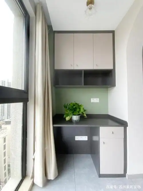 阳台定制整体书桌柜,满足在家中办公的需求.