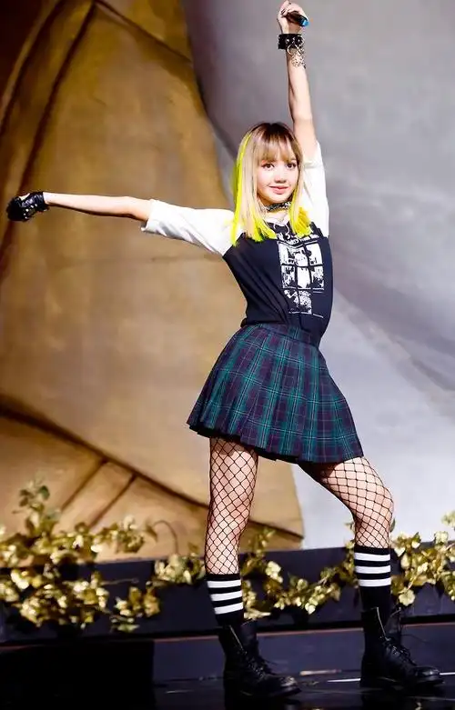 lisa直拍360度无死角 混血小仙女气场全开舞台照大集合【组图】