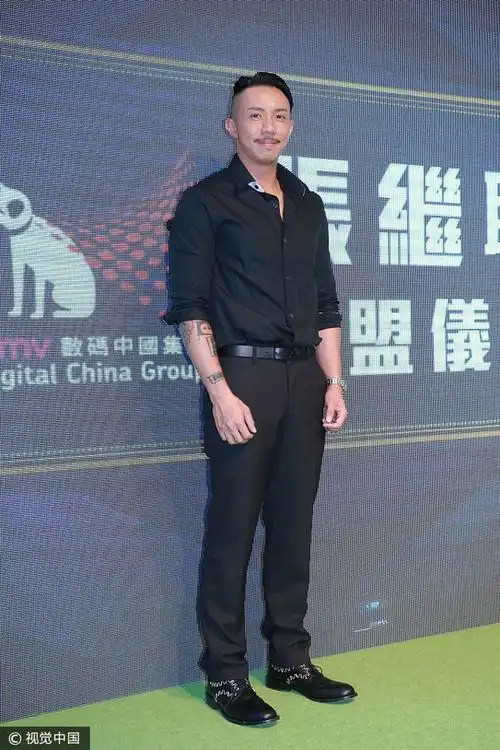 张继聪黑色衬衣搭西裤 all black帅气有型